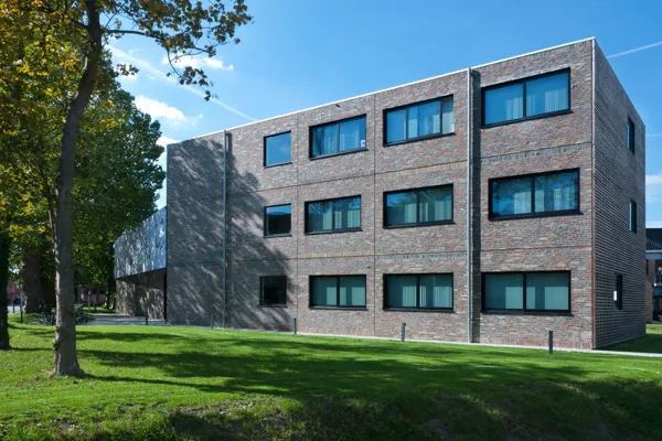 Kreativität mit Fassadensteinen bestimmt Ausstrahlung des Bürogebäudes