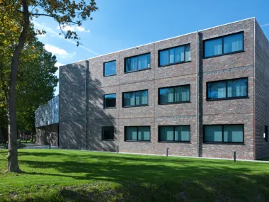 Kreativität mit Fassadensteinen bestimmt Ausstrahlung des Bürogebäudes