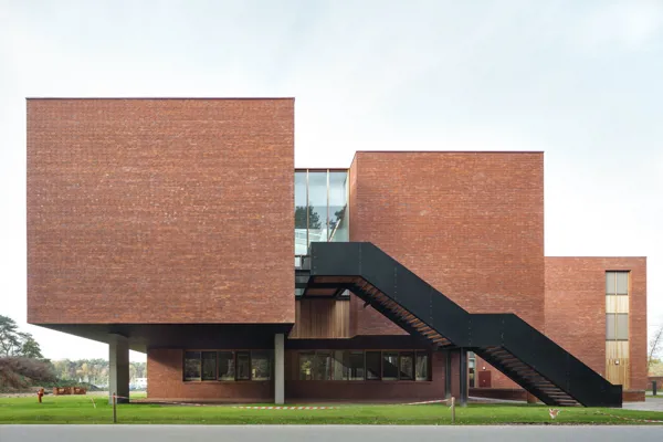 Roter Ziegelstein bietet Einheit mit umgebender Natur