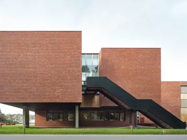 Roter Ziegelstein bietet Einheit mit umgebender Natur