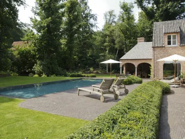 Tonpflasterklinker bilden den perfekten Übergang zwischen der Wohnung und der Natur