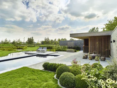 Hellgraue Tonpflasterklinker betonen dessen Vielseitigkeit als Bodenbefestigung