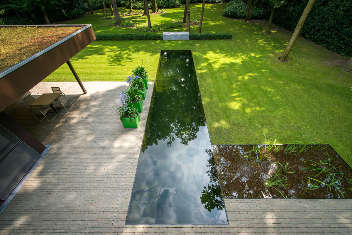 Graue Tonklinker in geradlinigem Entwurf von Tuinonderneming Monbaliu
