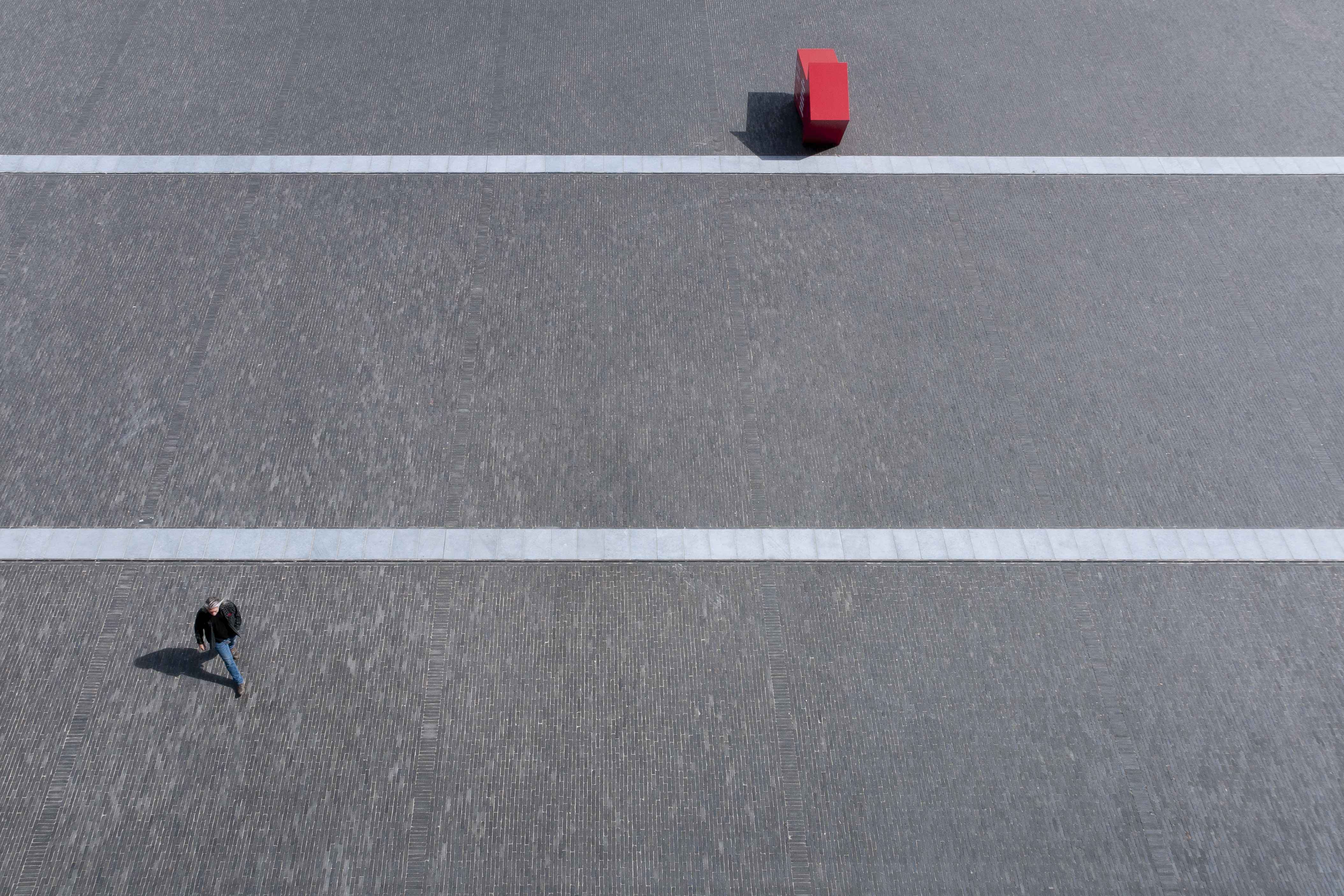 Die einzigartige Ausstrahlung des dunklen Tonpflasterklinkers „Graphit“ dominiert den „Tour & Taxis-Platz“