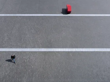 Die einzigartige Ausstrahlung des dunklen Tonpflasterklinkers „Graphit“ dominiert den „Tour & Taxis-Platz“