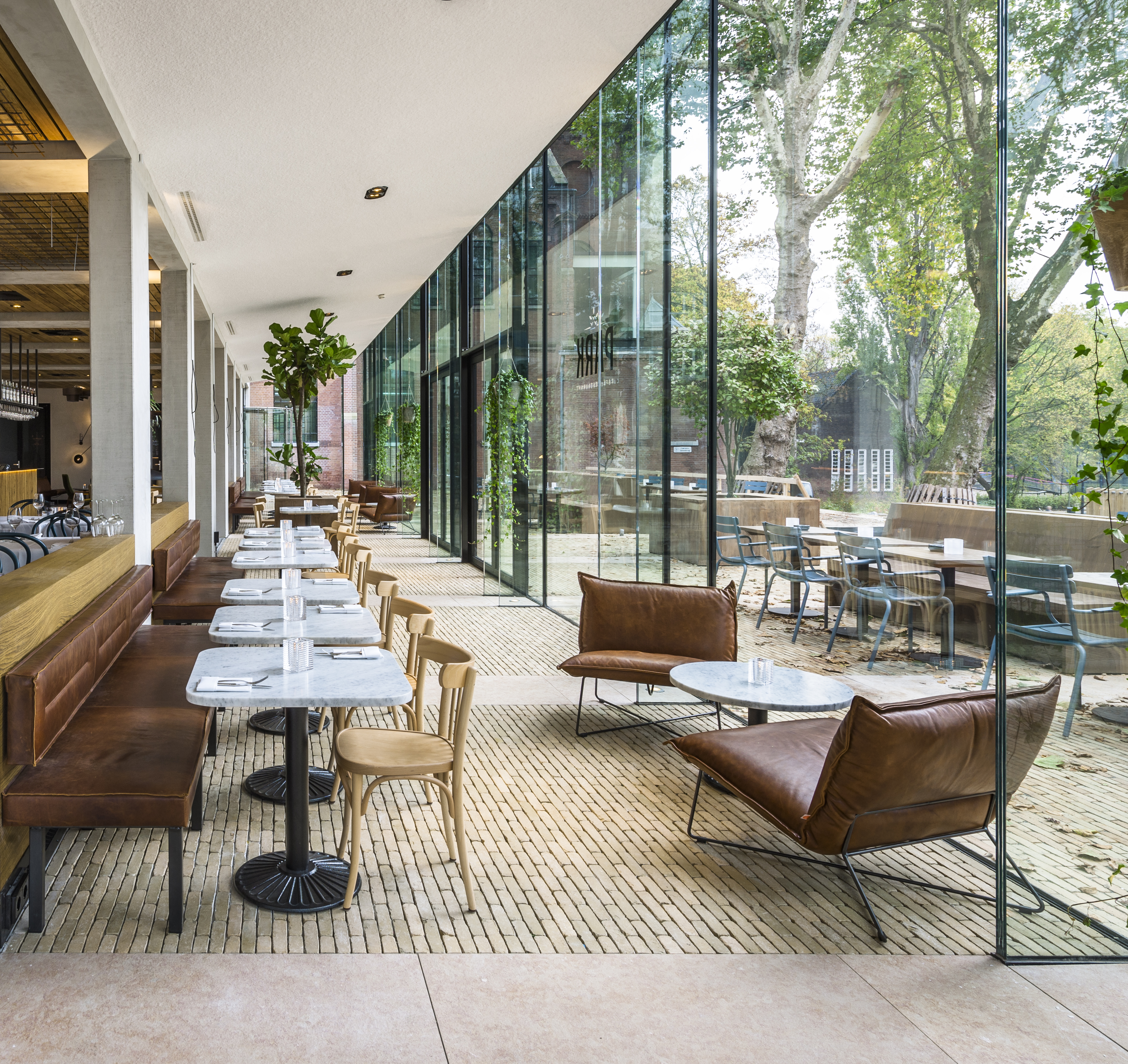  Ancienne Belgique Bronzegelb bildet die Verbindung zwischen transparenten Pavillons und der Terrasse