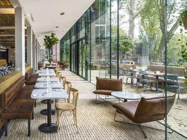 Ancienne Belgique Bronzegelb bildet die Verbindung zwischen transparenten Pavillons und der Terrasse