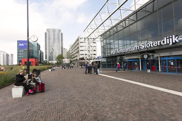 DIE NEUEINRICHTUNG DES ORLYPLEIN ALS ORT DER BEGEGNUNG