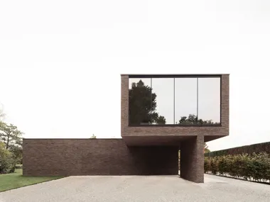 Schmaler Verblender Linea7 7022 im Einklang mit der Natur