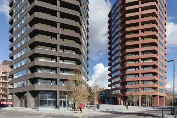 Zwei beeindruckende sechseckige Türme in London mit den Verblendern Nature10 Brick E und Brick S 