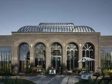 Dunkler Verblender Linea 7021 schafft starken Bezug zu den Markenfarben des legendären Hendrick’s Gin