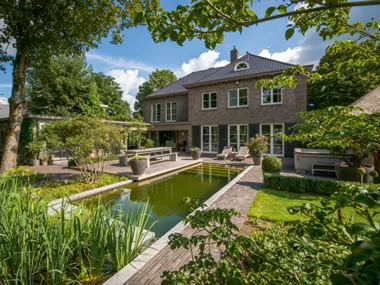 stimmungsvoller Garten mit offenem Charakter dank Lava Tonpflasterklinkern