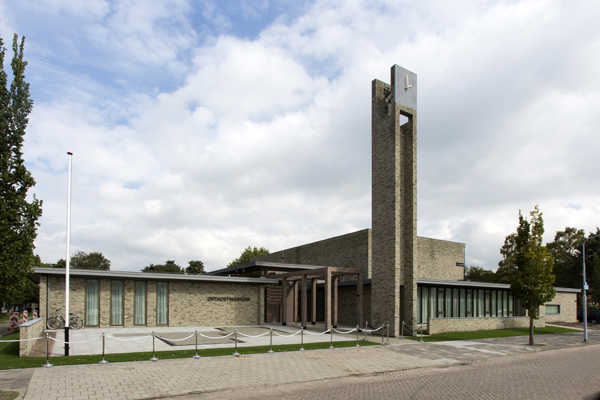 Besinnliches Kirchengebäude mit natürlicher Ausstrahlung