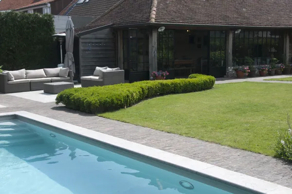 Authentische Tonpflasterklinker als nahtloser Übergang und drinnen nach draußen