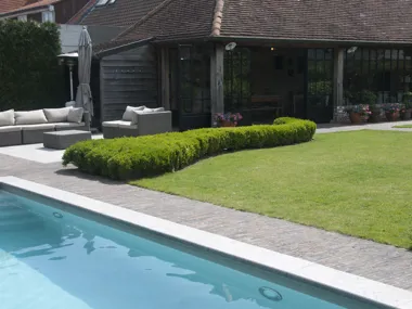 Authentische Tonpflasterklinker als nahtloser Übergang und drinnen nach draußen