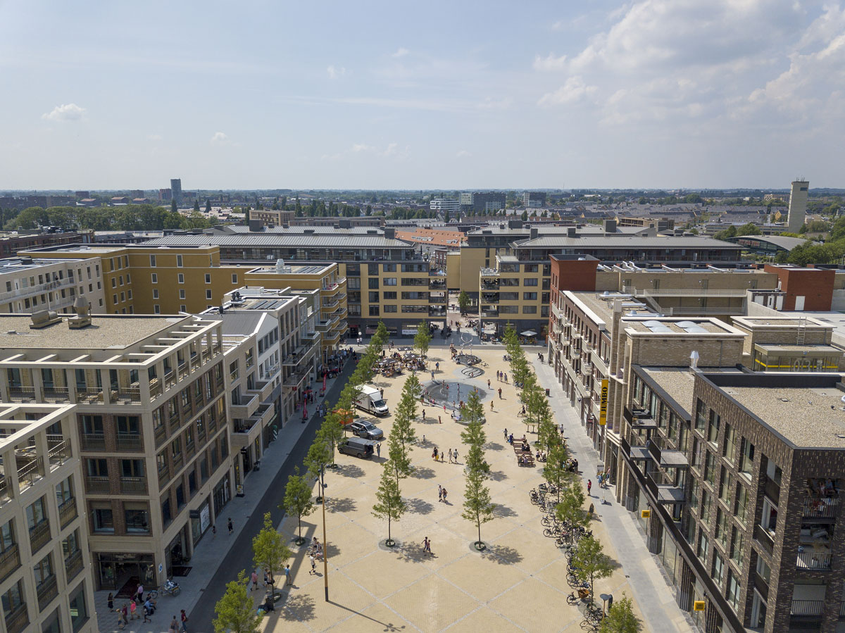 Brusselplein in Utrecht, ein lebhafter und dynamischer Platz im Herzen des Viertels Leidsche Rijn