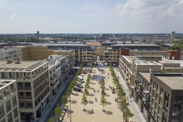 Brusselplein in Utrecht, ein lebhafter und dynamischer Platz im Herzen des Viertels Leidsche Rijn