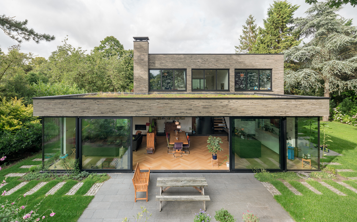 Grünlich-grauer Verblender Infinitum 6013 im Langformat unterstreicht die exklusive Ausstrahlung der Villa