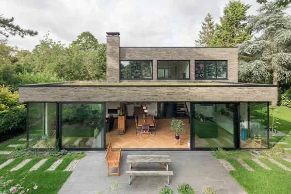 Grünlich-grauer Verblender Infinitum 6013 im Langformat unterstreicht die exklusive Ausstrahlung der Villa