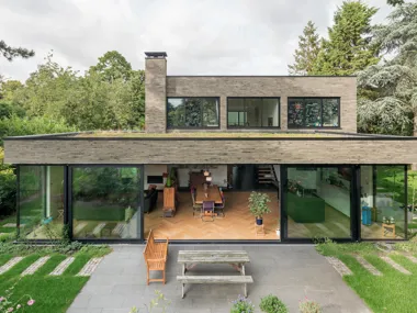 Grünlich-grauer Verblender Infinitum 6013 im Langformat unterstreicht die exklusive Ausstrahlung der Villa