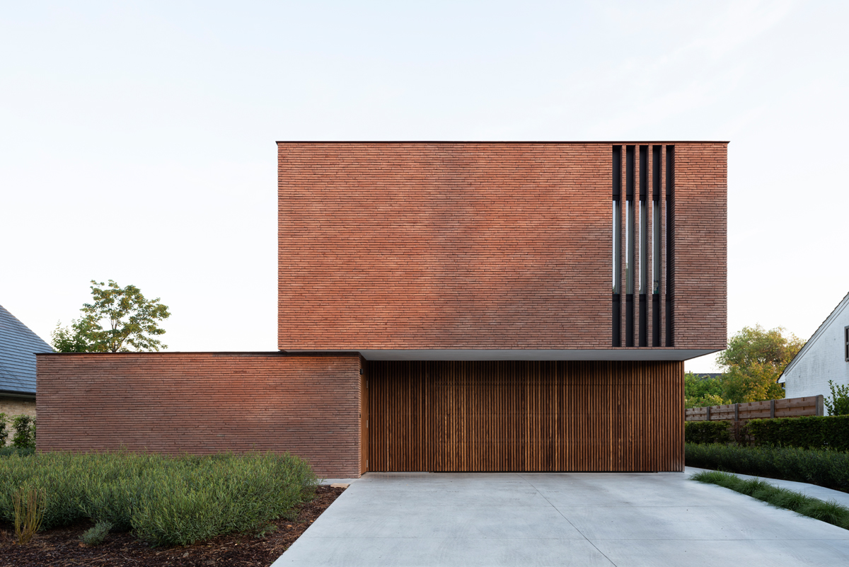 Vertikale Ziegellamellen aus linea7 8012 als Augenfänger