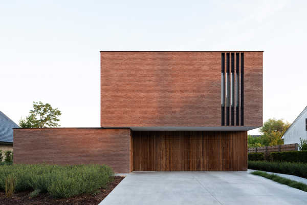 Vertikale Ziegellamellen aus linea7 8012 als Augenfänger