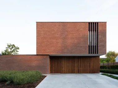 Vertikale Ziegellamellen aus linea7 8012 als Augenfänger