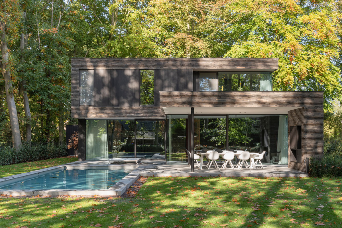 Hand-Made Verblender im Langformat vereinigt moderne Villa mit waldreichem Rahmen