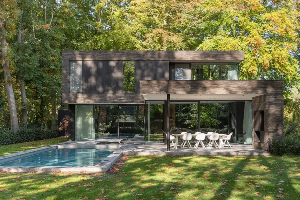 Hand-Made Verblender im Langformat vereinigt moderne Villa mit waldreichem Rahmen