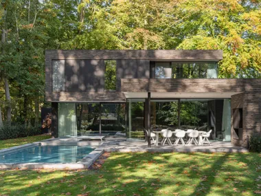 Hand-Made Verblender im Langformat vereinigt moderne Villa mit waldreichem Rahmen