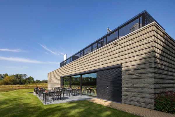 Krematorium Oldenzaal: ein Baukörper, der zu vibrieren scheint und die angestrebte Zurückhaltung ausstrahlt