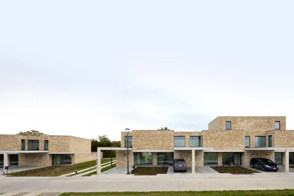 Architekturbüro Dehullu Architecten gewinnt mit rustikalem Stein in modernem Entwurf