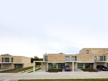 Architekturbüro Dehullu Architecten gewinnt mit rustikalem Stein in modernem Entwurf