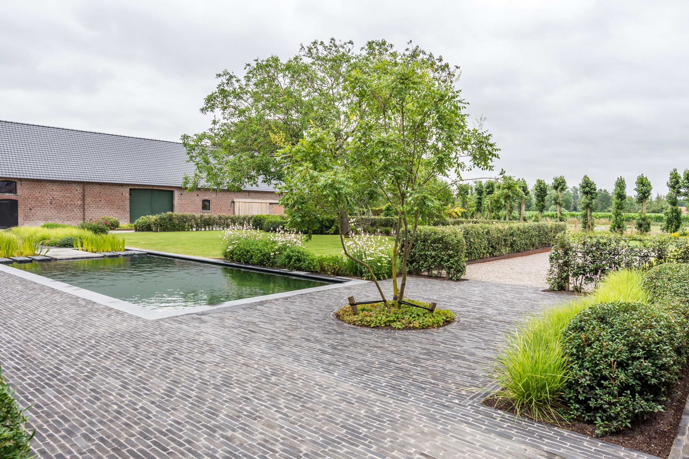 Garten in Bauernhausstil mit zeitlosem Charakter für ‚zeitlosen‘ Genuss