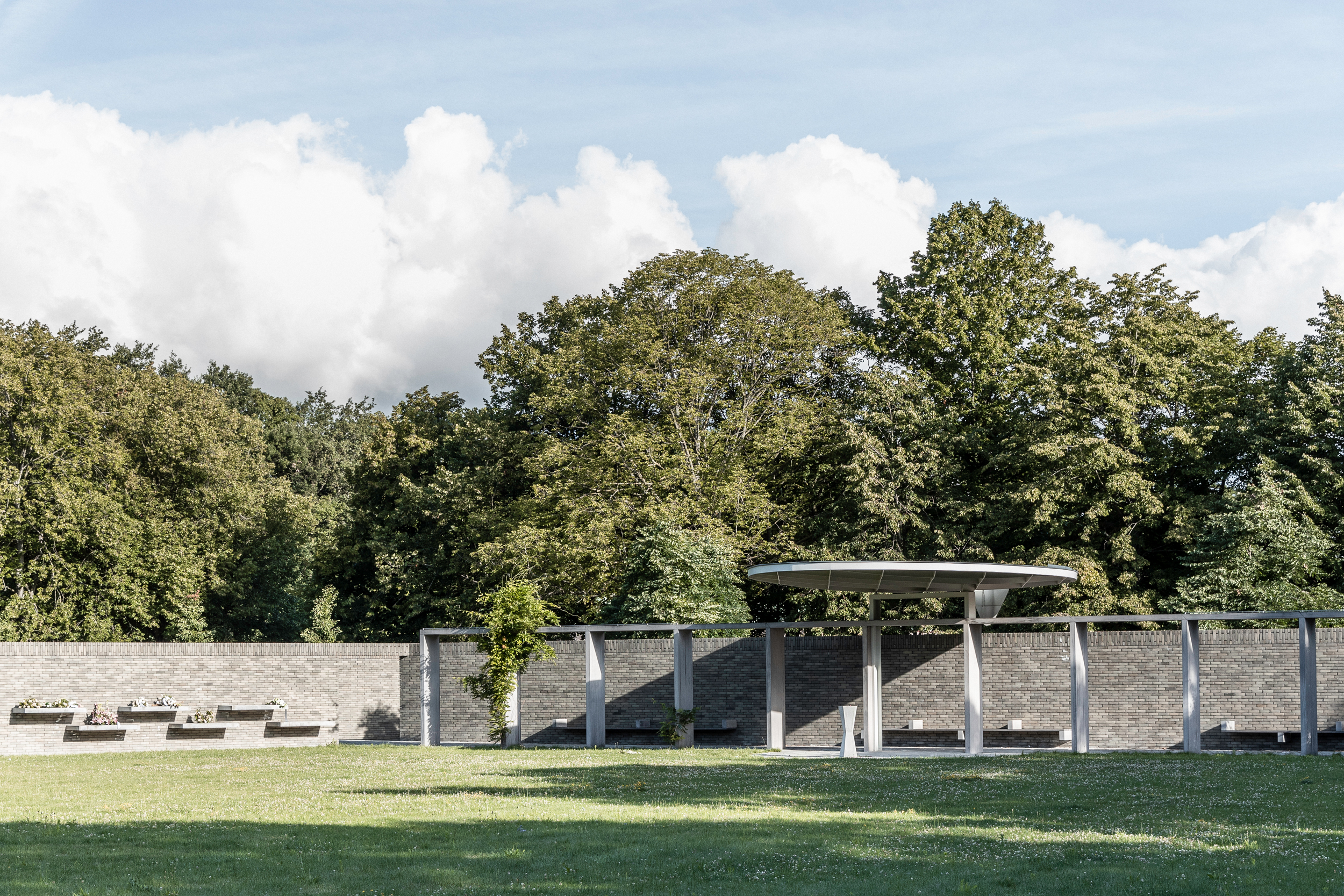 Verblender sEptEm und Beton bilden bei der Entwicklung eines neuen Aschebeisetzungsbereichs eine harmonische Verbindung