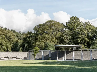 Verblender sEptEm und Beton bilden bei der Entwicklung eines neuen Aschebeisetzungsbereichs eine harmonische Verbindung