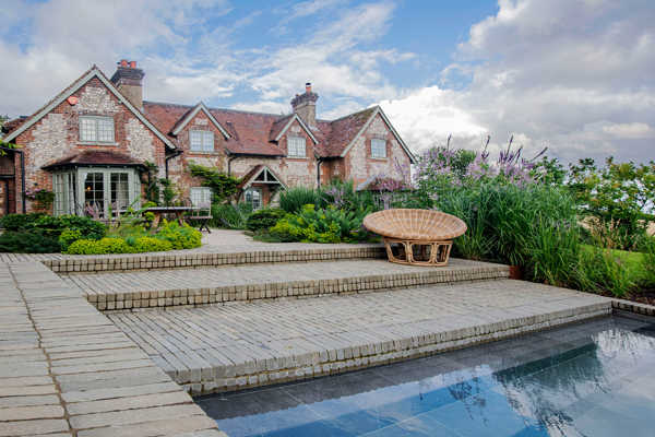 SeptimA Olive Tonpflasterklinker verleihen der Terrasse und dem Poolbereich die gewünschte Textur