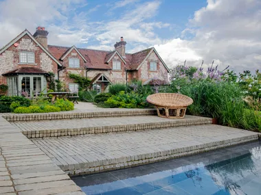 SeptimA Olive Tonpflasterklinker verleihen der Terrasse und dem Poolbereich die gewünschte Textur