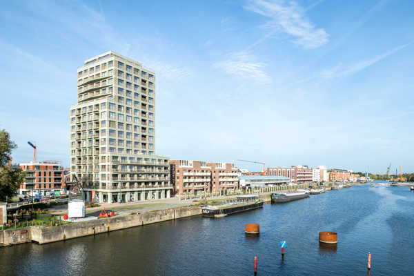 Grüngrauer ökologischer „Nature7 Brick R“ schmückt Wohnhochhaus am Stapelplein in Gent mit Symbolcharakter