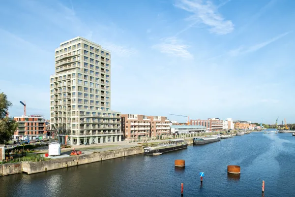 Grüngrauer ökologischer „Nature7 Brick R“ schmückt Wohnhochhaus am Stapelplein in Gent mit Symbolcharakter