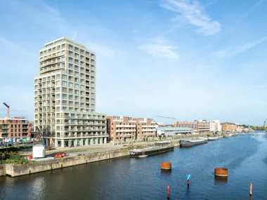 Grüngrauer ökologischer „Nature7 Brick R“ schmückt Wohnhochhaus am Stapelplein in Gent mit Symbolcharakter