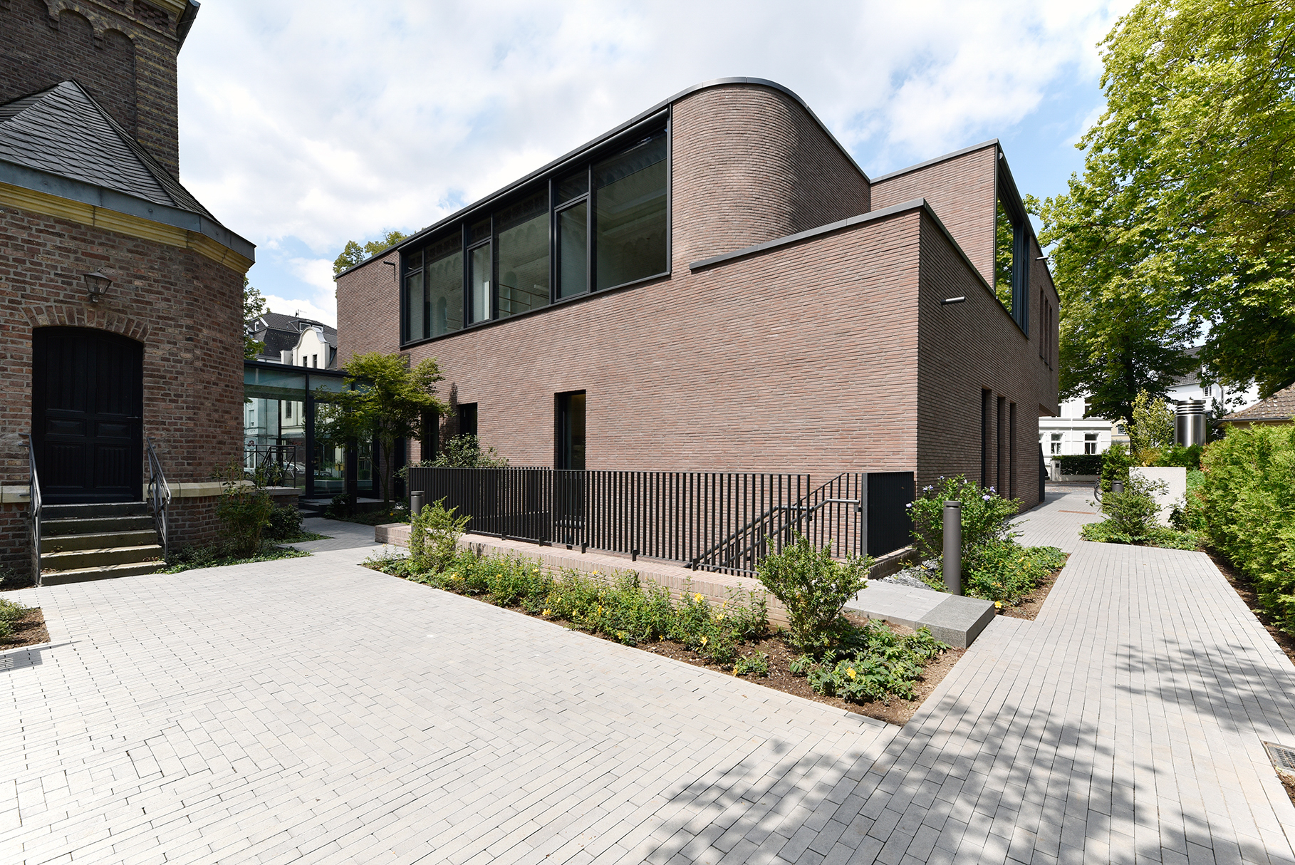 DEEN ARCHITEKTEN stellen Gemeindezentrum an der erlöserkirche in Bonn Bad Godesberg fertig