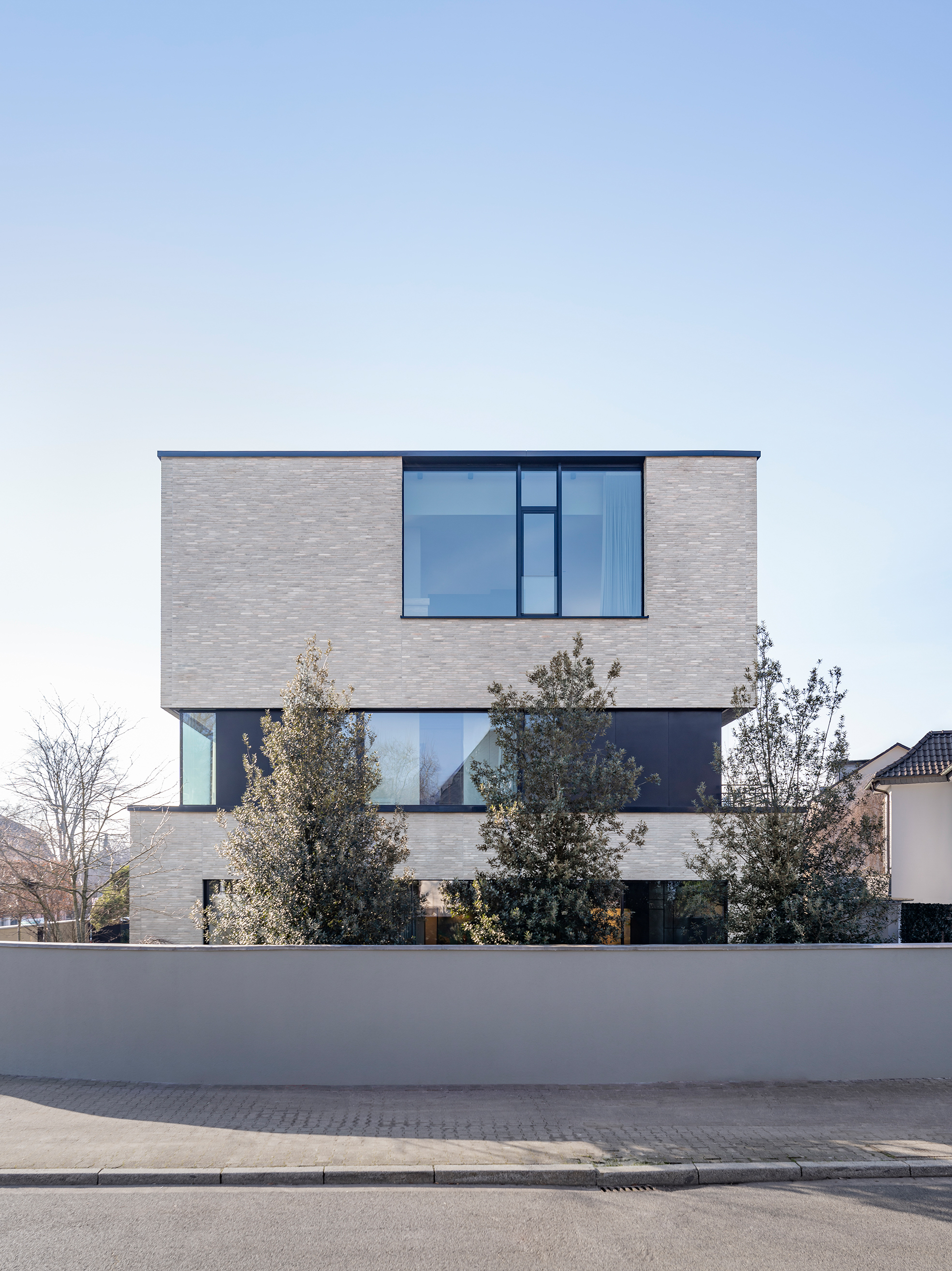 Monolithische Stadtvilla in Frankfurt besticht durch zeitlose und ausdrucksstarke Architektursprache