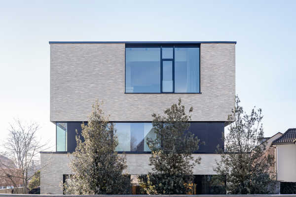 Monolithische Stadtvilla in Frankfurt besticht durch zeitlose und ausdrucksstarke Architektursprache