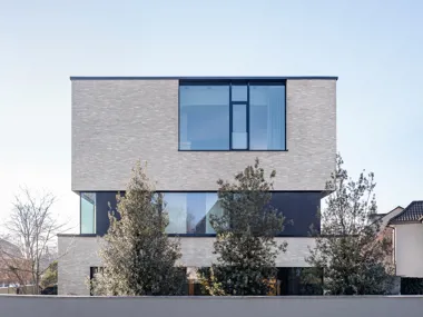 Monolithische Stadtvilla in Frankfurt besticht durch zeitlose und ausdrucksstarke Architektursprache