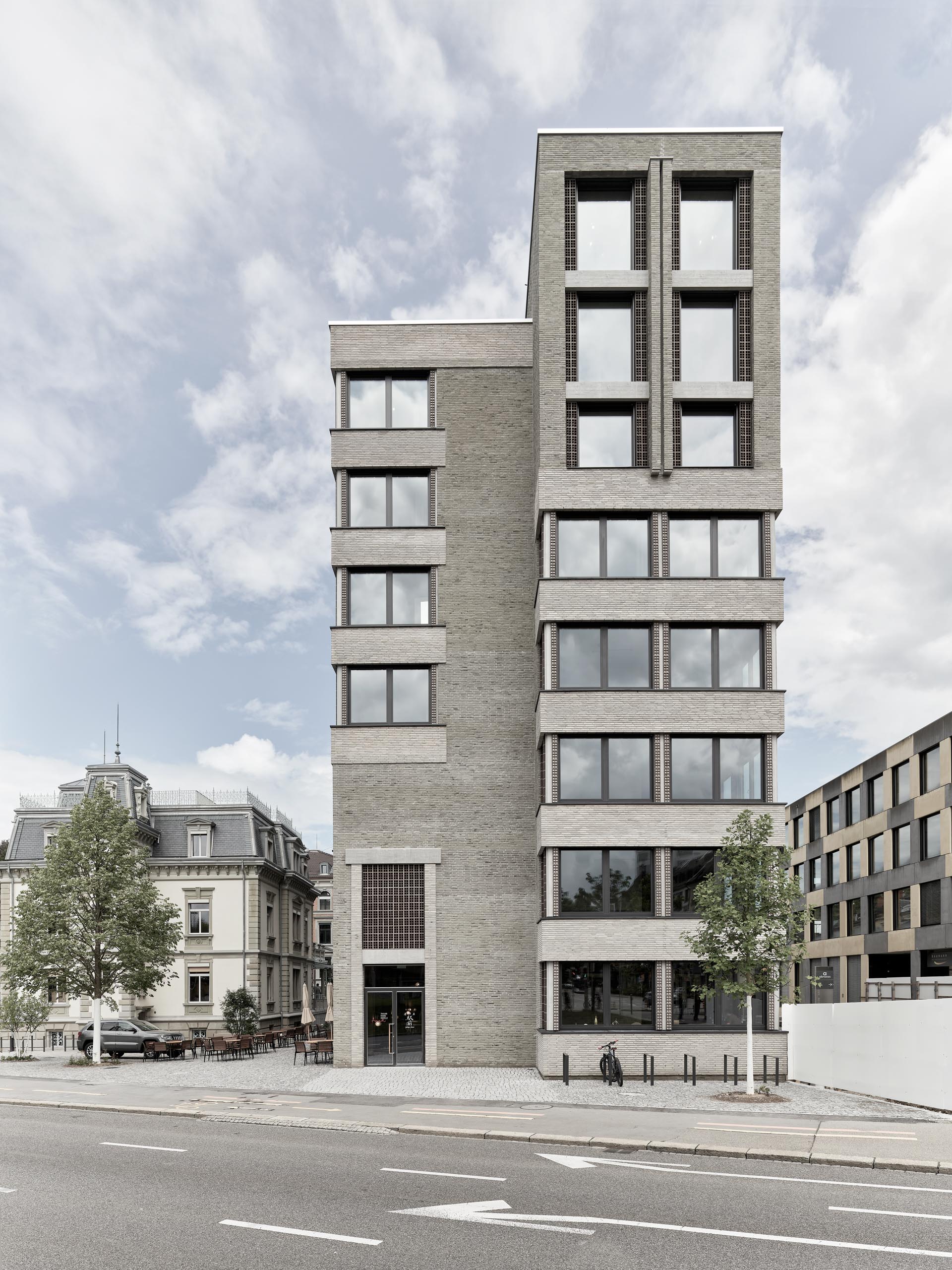 Siebenstöckiges modernes Bauwerk aus Verblendziegeln der Linea 7035 und 7036 als Ergänzung zur historischen Handwerkskunst