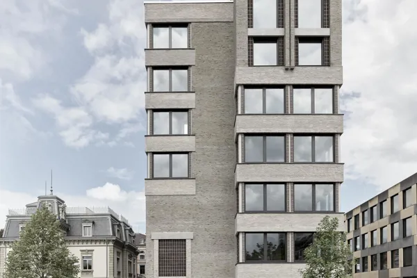 Siebenstöckiges modernes Bauwerk aus Verblendziegeln der Linea 7035 und 7036 als Ergänzung zur historischen Handwerkskunst