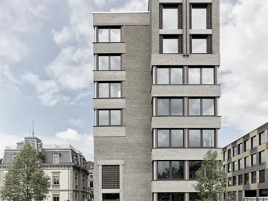 Siebenstöckiges modernes Bauwerk aus Verblendziegeln der Linea 7035 und 7036 als Ergänzung zur historischen Handwerkskunst