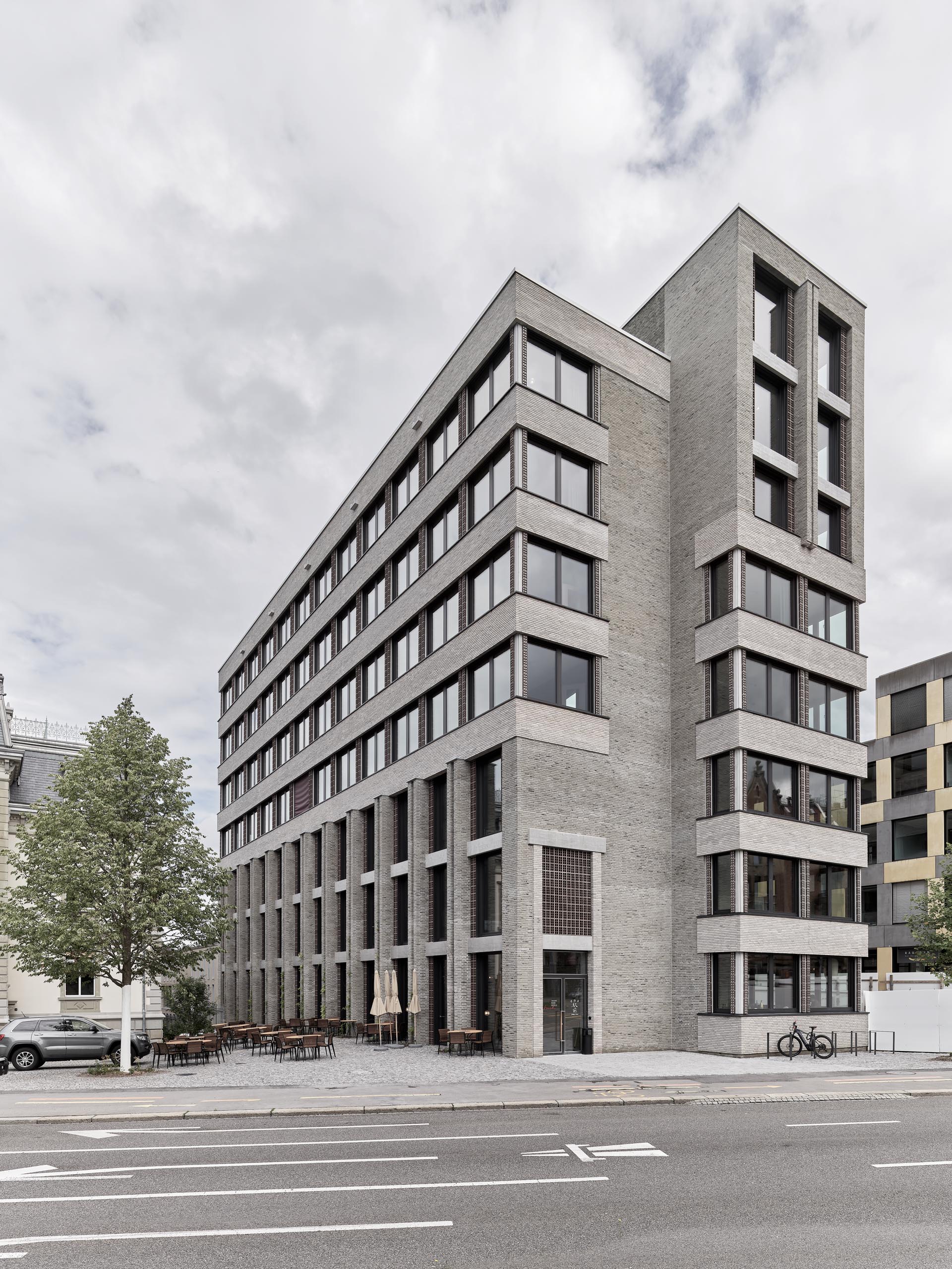 Siebenstöckiges modernes Bauwerk aus Verblendziegeln der Linea 7035 und 7036 als Ergänzung zur historischen Handwerkskunst