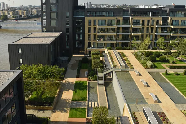 Fulham Riverside glänzt an der Themse mit dem großen Trumpf des prestigevollen Hofgartens